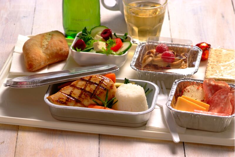 Normes de sécurité et tests pour la vaisselle en papier d'aluminium